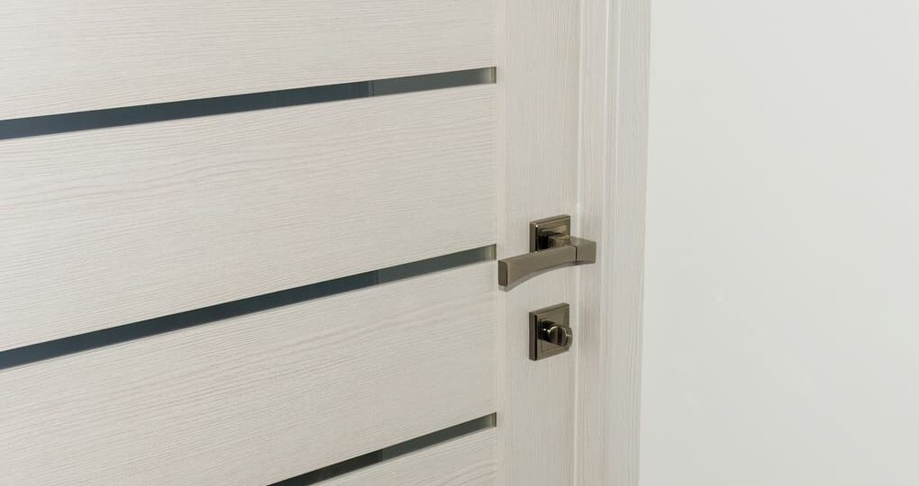 Diseños únicos en puertas de madera en Panamá